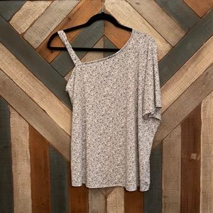 NWT! Daytrip single shoulder top with small floral design